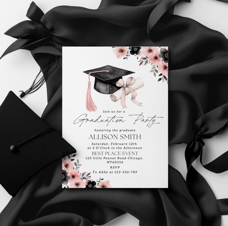 Puede incluir: Una invitaci&oacute;n a una fiesta de graduaci&oacute;n con un gorro de graduaci&oacute;n negro, una borla rosa y un diploma con una cinta rosa. La invitaci&oacute;n est&aacute; decorada con flores de acuarela rosa y negra. El texto de la invitaci&oacute;n dice: "&Uacute;nete a nosotros para una fiesta de graduaci&oacute;n en honor a la graduada ALLISON SMITH S&aacute;bado, 12 de febrero a las 2 de la tarde BEST PLACE EVENT 123 little Peanut Road Chicago. NY60556 RSVP A Abby al 123-456-789"