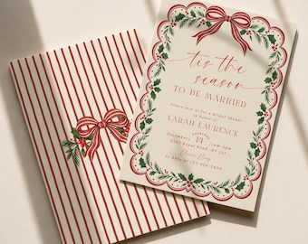 Op de afbeelding: Een crèmekleurige uitnodiging voor een bruidsdouche en bijpassende envelop met rode strepen, een rode strik en een groene hulstrand. De tekst luidt: tis the season TO BE MARRIED, Please join us for a Bridal Shower in honor of LARAH LAURENCE, Saturday December 14, 2563 Royal Road, NY 125, 1pm-5pm, Please RSVP to Abby at 123-456-7890.