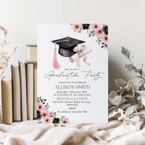 Puede incluir: Una invitaci&oacute;n a una fiesta de graduaci&oacute;n con un dise&ntilde;o floral negro y rosa. La invitaci&oacute;n presenta un gorro de graduaci&oacute;n negro con una borla rosa y un rollo. El texto de la invitaci&oacute;n dice: "&Uacute;nete a nosotros para una fiesta de graduaci&oacute;n en honor a la graduada ALLISON SMITH S&aacute;bado, 12 de febrero a las 2 de la tarde BEST PLACE EVENT 123 little Peanut Road Chicago, NY60556 RSVP A Abby al 123-456-789"