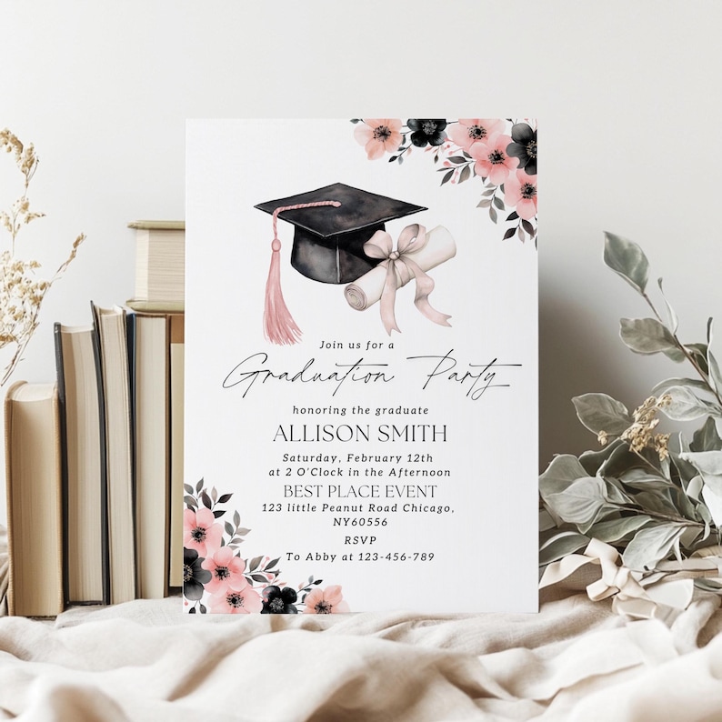 Puede incluir: Una invitaci&oacute;n a una fiesta de graduaci&oacute;n con un dise&ntilde;o floral negro y rosa. La invitaci&oacute;n presenta un gorro de graduaci&oacute;n negro con una borla rosa y un rollo. El texto de la invitaci&oacute;n dice: "&Uacute;nete a nosotros para una fiesta de graduaci&oacute;n en honor a la graduada ALLISON SMITH S&aacute;bado, 12 de febrero a las 2 de la tarde BEST PLACE EVENT 123 little Peanut Road Chicago, NY60556 RSVP A Abby al 123-456-789"