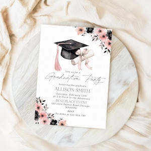 Puede incluir: Una invitaci&oacute;n a una fiesta de graduaci&oacute;n con un dise&ntilde;o floral rosa y negro. La invitaci&oacute;n presenta un gorro de graduaci&oacute;n negro y un diploma con una cinta rosa. El texto de la invitaci&oacute;n dice: "Graduation Party en honor a la graduada ALLISON SMITH S&aacute;bado, 12 de febrero a las 2:00 de la tarde BEST PLACE EVENT 123 little Peanut Road Chicago. NY60556 RSVP A Abby al 123-456-789"