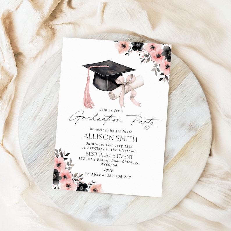 Puede incluir: Una invitaci&oacute;n a una fiesta de graduaci&oacute;n con un dise&ntilde;o floral rosa y negro. La invitaci&oacute;n presenta un gorro de graduaci&oacute;n negro y un diploma con una cinta rosa. El texto de la invitaci&oacute;n dice: "Graduation Party en honor a la graduada ALLISON SMITH S&aacute;bado, 12 de febrero a las 2:00 de la tarde BEST PLACE EVENT 123 little Peanut Road Chicago. NY60556 RSVP A Abby al 123-456-789"