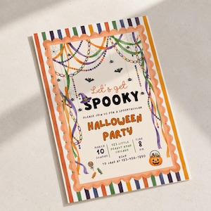 Puede incluir: Una invitación rectangular para fiesta de Halloween con borde a rayas y marco naranja festoneado. El diseño incluye cuentas colgantes, cintas, arañas, murciélagos y una calabaza. Texto: Let's get SPOOKY, HALLOWEEN PARTY, March 10, 123 Little Peanut Road Chicago, 8 PM, RSVP to Jane at 123-456-7890.