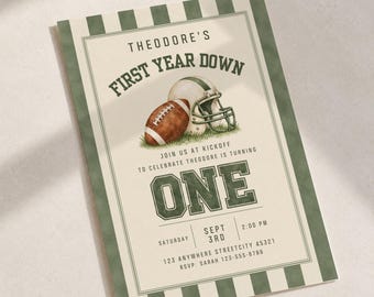 Pode incluir: Um cartão de convite retangular com centro creme e bordas listradas em verde escuro. Apresenta uma ilustração de uma bola de futebol americano marrom e um capacete branco, com o texto: THEODORE'S FIRST YEAR DOWN, ONE, SATURDAY SEPT 3RD 2:00 PM, 123 ANYWHERE STREETCITY 45321, RSVP: SARAH 123-555-8789.