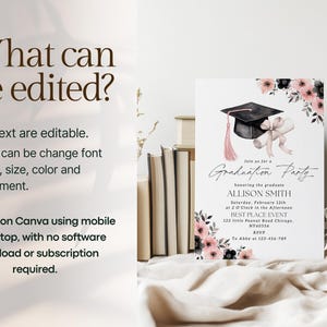 Puede incluir: Una invitaci&oacute;n a una fiesta de graduaci&oacute;n rosa y negra con un dise&ntilde;o floral de acuarela y una gorra de graduaci&oacute;n negra. El texto de la invitaci&oacute;n dice "&Uacute;nete a nosotros para una fiesta de graduaci&oacute;n en honor a la graduada Allison Smith S&aacute;bado, 12 de febrero a las 2:00 PM BEST PLACE EVENT 123 Little Peanut Road Chicago, NY60556 RSVP A Abby al 123-456-789"