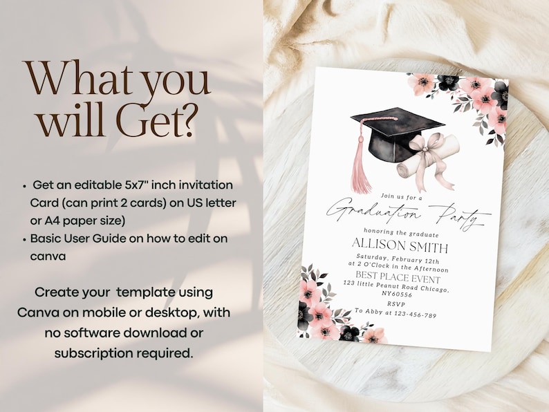 Puede incluir: Una plantilla de invitaci&oacute;n imprimible para una fiesta de graduaci&oacute;n con un gorro de graduaci&oacute;n negro con una borla rosa y un rollo. El fondo es un dise&ntilde;o de acuarela con flores rosas y negras. El texto de la invitaci&oacute;n dice: "&Uacute;nete a nosotros para una fiesta de graduaci&oacute;n en honor a la graduada Allison Smith S&aacute;bado, 12 de febrero a las 2:00 de la tarde BEST PLACE EVENT 123 little Peanut Road Chicago, NY60556 RSVP A Abby al 123-456-789".