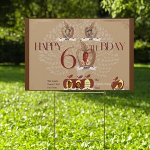 Puede incluir: Un cartel de jardín marrón y beige con un diseño de árbol de manzanas rojas. El cartel dice "Happy 60th Bday" y presenta fotos de miembros de la familia en las manzanas. El texto debajo del árbol dice "The Apple Doesn't Fall Far From The Tree".
