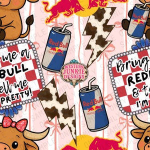 Puede incluir: Un patrón repetitivo con latas de Red Bull, rayos con estampado de piel de vaca y toros de dibujos animados. El diseño incluye el texto "Bring Red & I'm" y "Tell me pretty!" sobre un fondo a rayas rosas y blancas.
