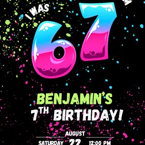 Może przedstawiać: Czarna zaproszenie urodzinowe z napisem "I WAS 67 NOW I'M" nad dużymi, kolorowymi cyframi. Tekst "BENJAMIN'S 7TH BIRTHDAY!" znajduje się poniżej, wraz z datą, godziną i informacjami RSVP. Projekt zawiera kolorowe plamy farby.