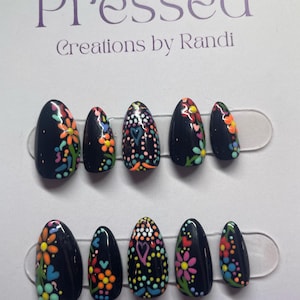 Prensa del Día de Los Muertos en las uñas