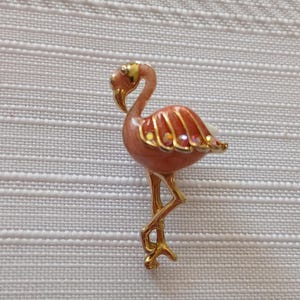 Peut inclure: Une tasse en céramique blanche avec une anse noire et le texte "But First, Coffee" en noir, en gras. La tasse est posée sur une surface en bois. La tasse mesure environ 10 cm de haut.