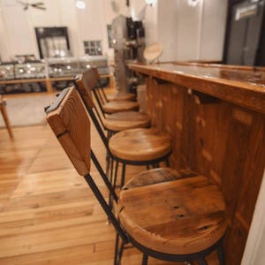 Swivel Bar Stools with Backs - Counter Height Stools with Backrest - Rebar Metal Frame and Reclaimed Solid Wood Seat for Commercial Seating bild 6