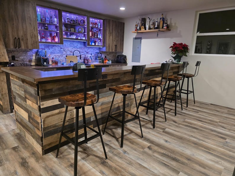 Swiveling Scooped Seat Brew Haus Bar Stools - Reclaimed Wood Industrial Counter Stools with Metal Base afbeelding 9