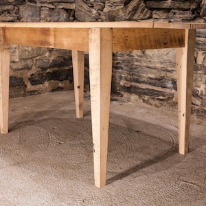 Oval Reclaimed Wood Dining Table: Elegant Antique Farmhouse Design