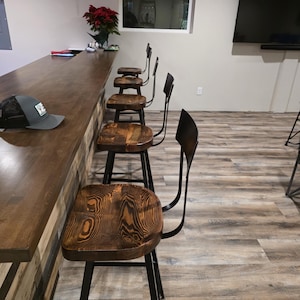 Swiveling Scooped Seat Brew Haus Bar Stools - Reclaimed Wood Industrial Counter Stools with Metal Base afbeelding 10