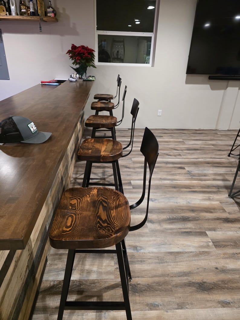 Swiveling Scooped Seat Brew Haus Bar Stools - Reclaimed Wood Industrial Counter Stools with Metal Base afbeelding 10