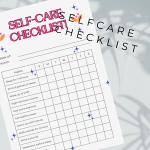 Op de afbeelding: Een printbare zelfzorgchecklist met een raster om gewoontes gedurende de week bij te houden. De checklist bevat gewoontes zoals 7-8 uur slapen, 8 glazen water drinken, om 5 uur 's ochtends wakker worden en mediteren voor het slapengaan.