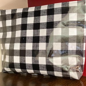 Single black gingham zipper pouch