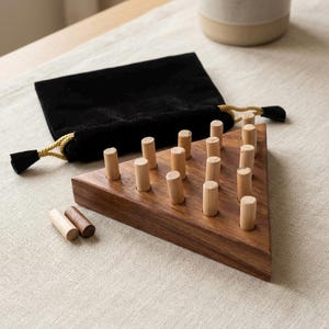 Tablero de solitario de madera personalizado / Juego de rompecabezas de viaje hecho a mano / Regalo para ejercitar la mente de adultos y niños