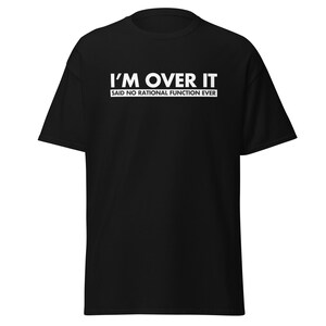 Puede incluir: Camiseta negra con el texto blanco "I'M OVER IT" encima de "SAID NO RATIONAL FUNCTION EVER". La camiseta de manga corta está hecha de un material suave y es adecuada para ropa informal.
