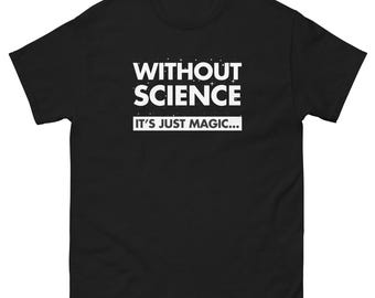 以下が含まれることがあります： 白文字で「WITHOUT SCIENCE」と「IT'S JUST MAGIC...」と書かれた黒いTシャツ。Tシャツは、短い袖とクルーネックのデザインです。