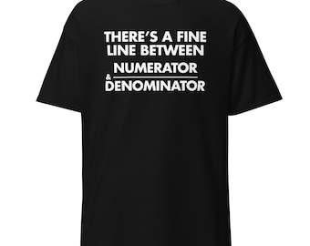 以下が含まれることがあります： 「THERE'S A FINE LINE BETWEEN NUMERATOR & DENOMINATOR」と白い文字で書かれた黒いTシャツ。半袖でカジュアルなスタイルです。テキストはシャツの前面の中央に配置されています。