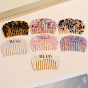 Peineta de pelo de ámbar pequeña personalizada, peineta de acetato con inicial personalizada, peineta de mármol, regalo de dama de honor de boda, peineta de bolsillo, regalo de novia.