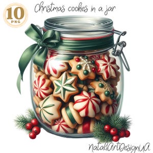 Op de afbeelding: Een glazen pot gevuld met kerstkoekjes. De koekjes zijn versierd met rode en groene glazuur en sprinkles. De pot is vastgebonden met een groen lint en strik. De pot staat op een witte achtergrond.