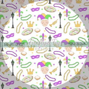 Könnte beinhalten: Ein handgezeichnetes Muster mit Mardi-Gras-Elementen. Das Design umfasst Narrengesichter, Kronen, Masken, Perlen, Fleur-de-Lis und Trompeten in Lila, Grün, Gold und Weiß. Der Text "Firefly & Fig Designs" und "Hand drawn" sind ebenfalls vorhanden.