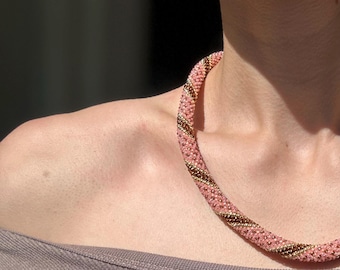 Collar de cuerda con cuentas - Rosa y oro