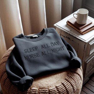 Sudadera bordada "Enfermera" con diseño para dormir todo el día