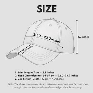 以下が含まれることがあります： サイズ詳細が記載された白い野球帽。 つばの長さは7cm、頭囲は56〜59cm、帽子の深さは12cmです。 上部には「SIZE」の文字があります。