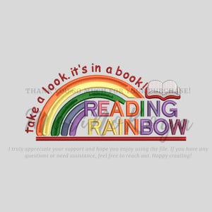 以下が含まれることがあります： 「take a look. it's in a book! READING RAINBOW」というテキストが書かれた虹色の刺繍デザインです。