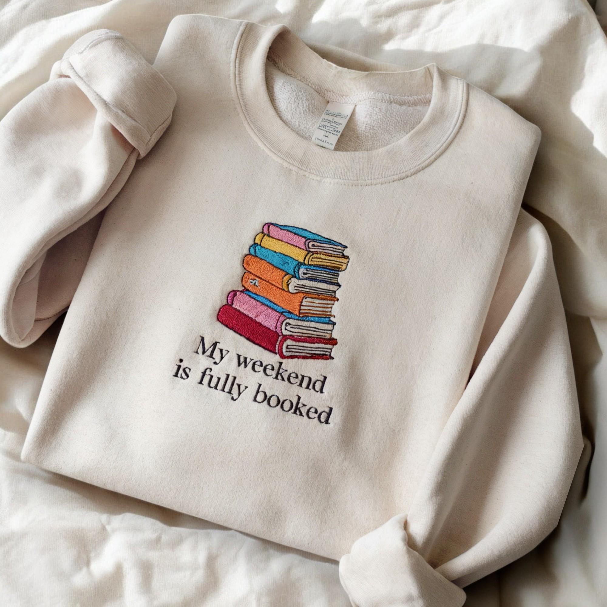 Sweat-shirt brodé pile de livres : cadeau pour les amoureux des livres