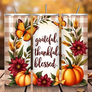 以下が含まれることがあります： 秋をテーマにしたデザインのステンレス製タンブラー3個セット。タンブラーには、市松模様、秋の葉、カボチャ、蝶、そして「grateful, thankful, blessed」の文字が描かれています。