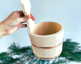 Cubo de baño de madera de hinoki japonesa: detalles en cobre, imprescindible para el spa.