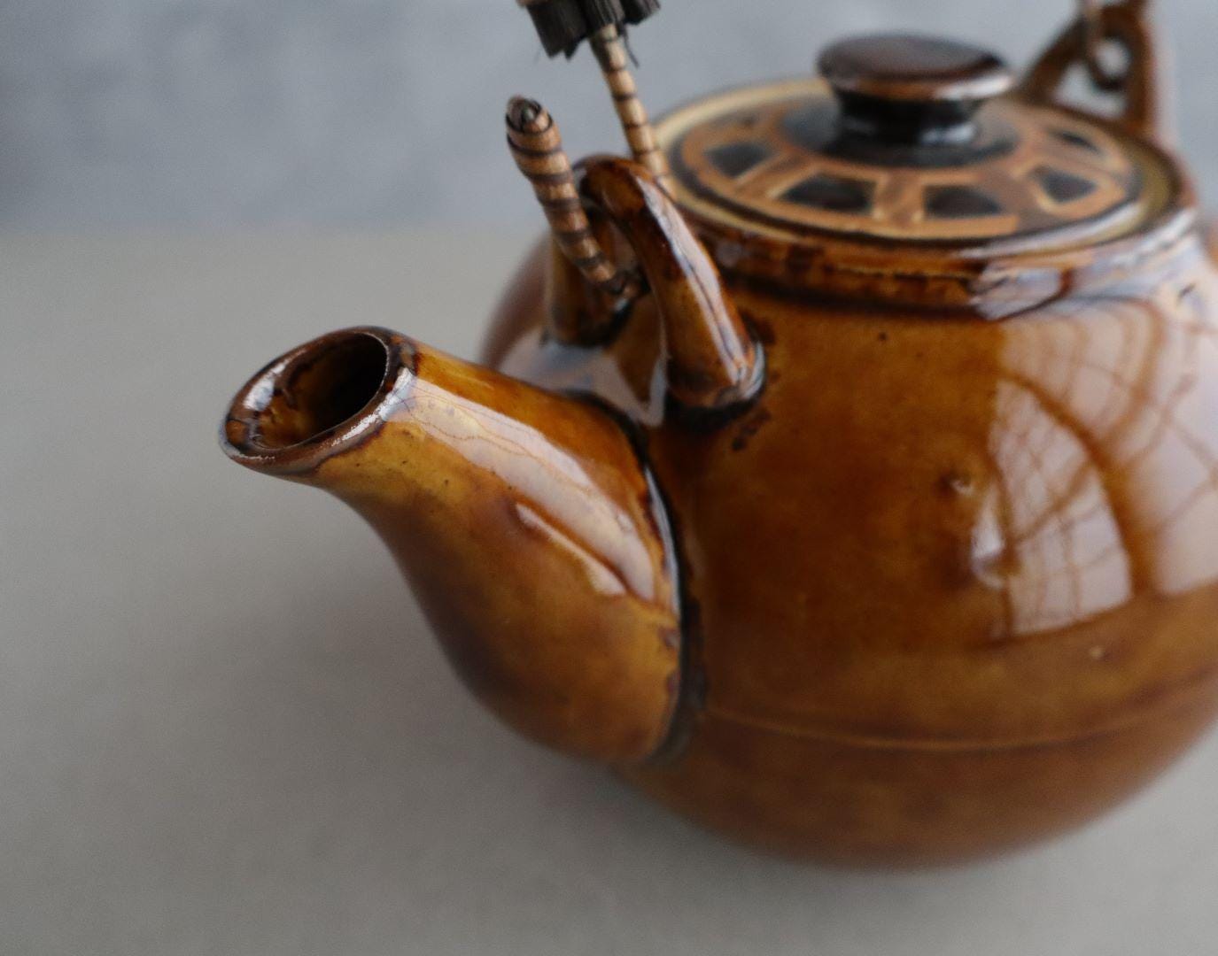 日本製レトロ陶器急須 – 600ml | 竹編みハンドル付き手作り急須 | 日本