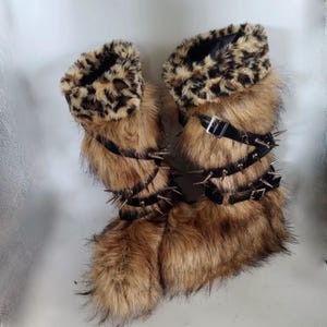 Plateaulaarzen | Detail van imitatiebont en luipaardprint | Festivalmode | Edgy bohostijl | Burning man-laarzen voor dames en heren, aanpasbaar