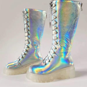 Holografische iriserende zilveren lakleer plateauzool | Festivalmode | Edgy bohostijl | Burning man-laarzen voor dames en heren