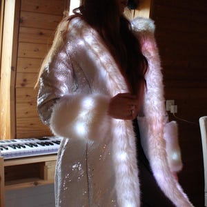 Podświetlany płaszcz ze sztucznego futra z cekinami, elegancki strój z Bluetooth LED Burning Man Goddess