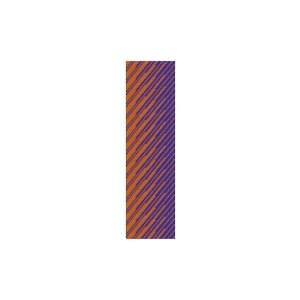 Op de afbeelding: Een kralenarmband met een diagonaal patroon in tinten oranje en paars.