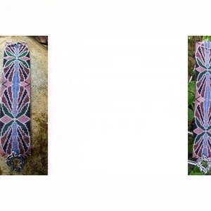 Könnte beinhalten: Ein Armband aus Perlen mit einem geometrischen Muster in Burgunderrot, Grün, Blau und Rosa. Das Armband hat einen silberfarbenen Verschluss. Das Muster ist symmetrisch und zeigt stilisierte Blüten- oder blattartige Formen.