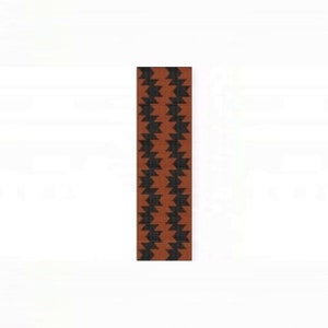 Może przedstawiać: Długi, wąski dywan z geometrycznym wzorem w kolorze czarnym i pomarańczowym. Wzór składa się z powtarzających się kształtów przypominających gwiazdy.