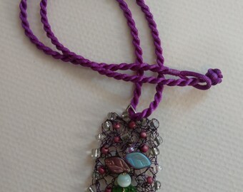 Ciondolo fatto a mano, Ciondolo in rete metallica all'uncinetto, Accessori da donna, Collana da donna, Bigiotteria, Gioielli estivi, Etsy Fatto a mano, Per lei