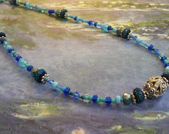 Delicato set di collana e orecchini, collana blu a filo singolo, gioielli fatti a mano, gioielli da donna, accessori. Un regalo per lei, set blu