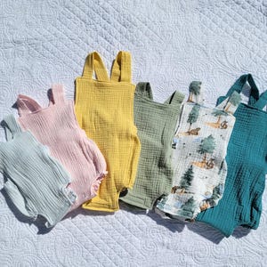 Puede incluir: Seis bodies de bebé en diferentes colores y patrones. Los bodies están hechos de una tela suave y ligera y tienen tirantes ajustables. Los bodies son perfectos para el primer verano de un bebé.