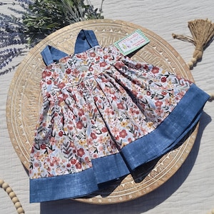 Herfstjurk voor meisjes met aardetinten bloemenstof voor stijlvolle kleintjes, verstelbare pasvorm, perfecte terug-naar-schooljurk of herfstfamiliefoto&#39;s