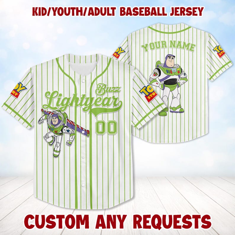 Op de afbeelding: Een wit honkbalshirt met groene krijtstrepen en Buzz Lightyear-afbeeldingen. De voorkant toont "Buzz Lightyear" en het nummer "00". De achterkant heeft ruimte voor een aangepaste naam en een Buzz Lightyear-afbeelding. Voor kinderen, jongeren en volwassenen.