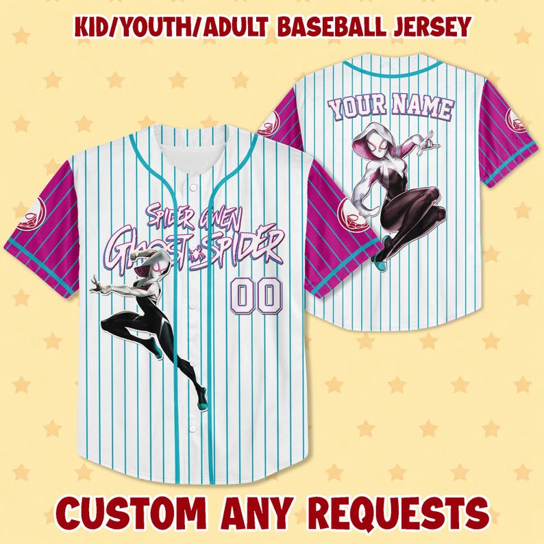 Puede incluir: Camiseta de b&eacute;isbol blanca con rayas finas turquesas, con un gr&aacute;fico de Spider-Gwen y el texto "Spider Gwen Ghost Spider" y "00". La camiseta tiene mangas magenta y el texto "YOUR NAME" en la espalda. El texto "CUSTOM ANY REQUESTS" est&aacute; en la parte inferior.