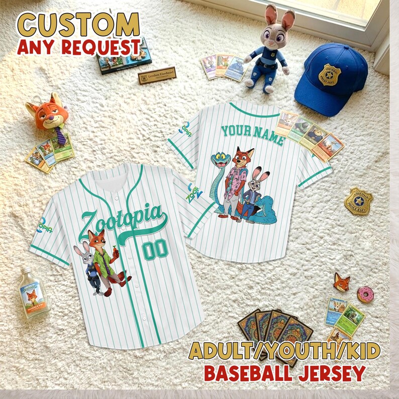 Puede incluir: Camisetas de b&eacute;isbol blancas con rayas finas y detalles en verde. Una camiseta dice "Zootopia" y "00", la otra dice "YOUR NAME". La imagen incluye un peluche de personaje de Zootopia, una gorra de polic&iacute;a y cromos. El texto dice "CUSTOM ANY REQUEST" y "ADULT/YOUTH/KID BASEBALL JERSEY".